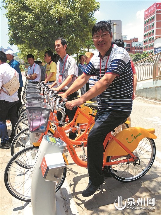 政协委员“试驾”公共自行车